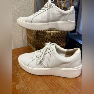 Vionic Kearny lace up sneakers size 9.5 leather